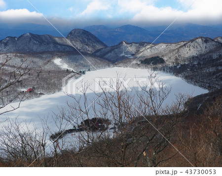 冬の赤城山 駒ヶ岳の山頂から西側の大沼方面眺望 冬の赤城山 駒ヶ岳の山頂から西側の大沼方面眺望 43730053