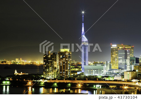 美しい福岡の夜景 ホワイトイルミネーションの福岡タワー 美しい福岡の夜景 ホワイトイルミネーションの福岡タワー 43730104