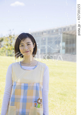 保母さん　保育士　資格取得 43730155