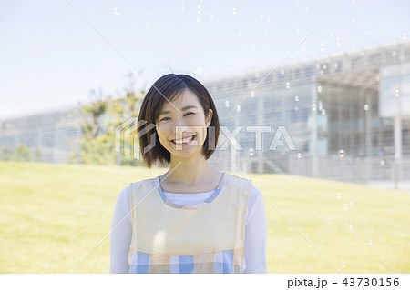 保母さん　保育士　資格取得 43730156