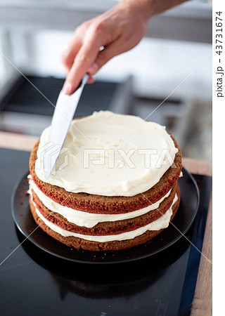 chef making red velvet cake 43731674