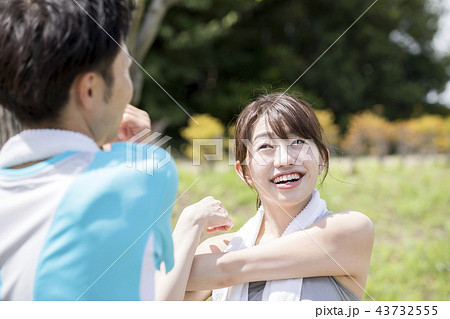 準備運動 ランニング ジョギング フィットネス 夫婦 カップル の写真素材