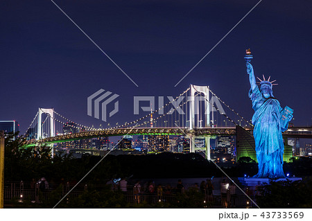 お台場の夜景 レインボーブリッジと自由の女神の写真素材