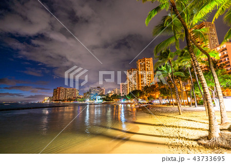 《ハワイ》ワイキキビーチ・トワイライト夜景 43733695