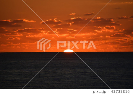 日本海の夕陽 43735816