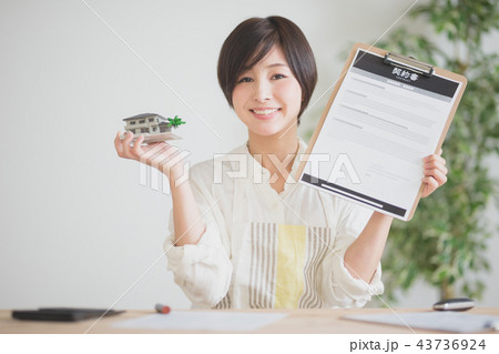 不動産契約・女性 43736924
