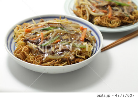 麺料理、固焼きそば、油焼きそば、細切り野菜と豚肉のあんかけ焼そば 麺料理、固焼きそば、油焼きそば、細切り野菜と豚肉のあんかけ焼そば 43737607