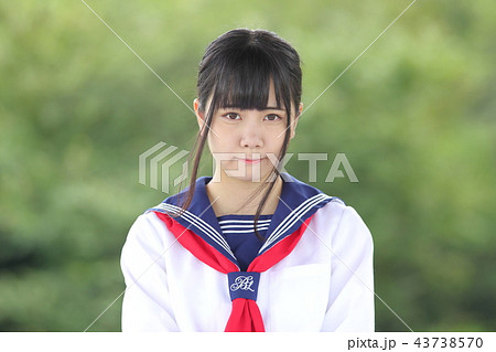 見つめる高校生 セーラー服 見つめる高校生 セーラー服 43738570