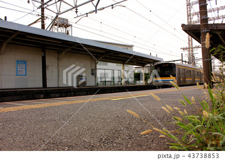 鶴見線武蔵白石駅を発車した鶴見行電車 鶴見線武蔵白石駅を発車した鶴見行電車 43738853