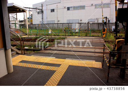 鶴見線武蔵白石駅の中にある踏切(1) 鶴見線武蔵白石駅の中にある踏切(1) 43738856