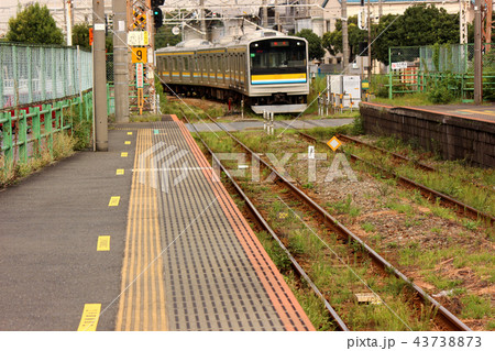鶴見線武蔵白石駅に入線する鶴見行電車 鶴見線武蔵白石駅に入線する鶴見行電車 43738873