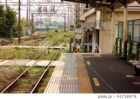 鶴見線武蔵白石駅に入線する扇町行電車(1) 鶴見線武蔵白石駅に入線する扇町行電車(1) 43738878