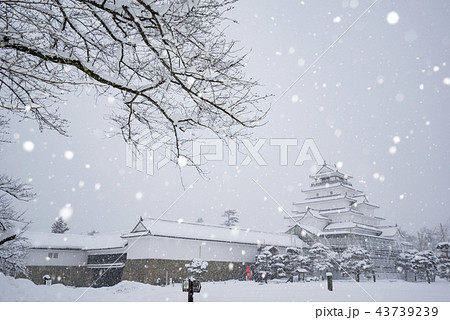 史跡若松城址鶴ヶ城本丸天守閣に深々と降り積もる輝く雪フラッシュ反射大粒冬イメージ 43739239