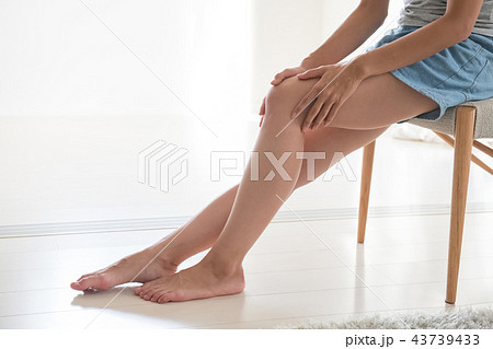 フットマッサージをする若い日本人女性　美脚　美容 43739433