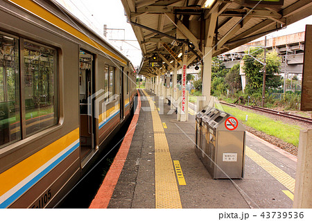 鶴見線浜川崎駅に停車中の始発電車(2) 鶴見線浜川崎駅に停車中の始発電車(2) 43739536