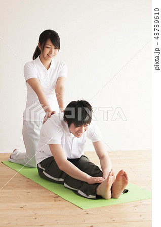 ストレッチをするカップル ストレッチをするカップル 43739610