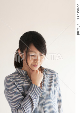 喉の痛みに悩む女性 喉の痛みに悩む女性 43739622