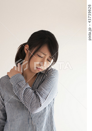 肩こりの女性 43739626