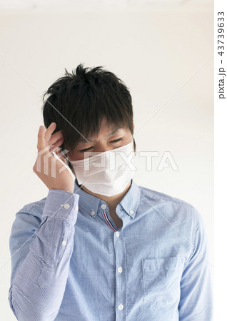 頭痛に悩む男性 43739633