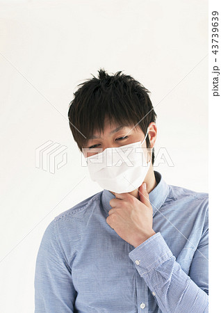 喉の痛みに悩む男性 喉の痛みに悩む男性 43739639