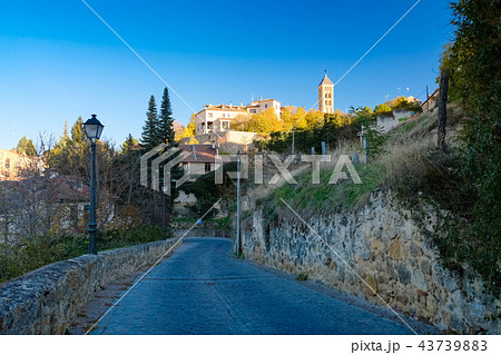 セゴビア 街並み ラ・プエルタ・デ・サンティアゴ通り 43739883
