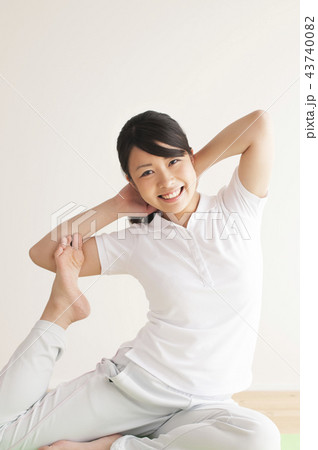 ストレッチをする女性 43740082