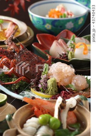 食べ物　料理　秋の味覚　伊勢海老活き造り　高級食材　松茸　和食　日本料理　魚介類　秋の料理イメージ　 43740433