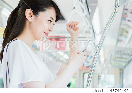 ビジネスウーマン（スマホ）　撮影協力「京王電鉄株式会社」 43740495