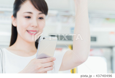 ビジネスウーマン(スマホ) 撮影協力「京王電鉄株式会社」 ビジネスウーマン(スマホ) 撮影協力「京王電鉄株式会社」 43740496