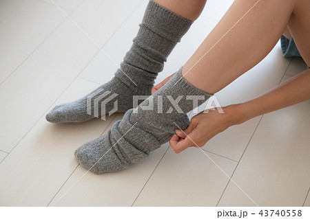 靴下を履く若い女性の足下 靴下を履く若い女性の足下 43740558