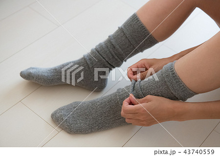 靴下を履く若い女性の足下 靴下を履く若い女性の足下 43740559