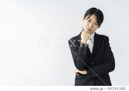 悩む女性 43741163