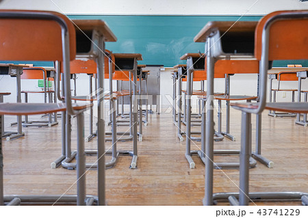 学校の教室 43741229