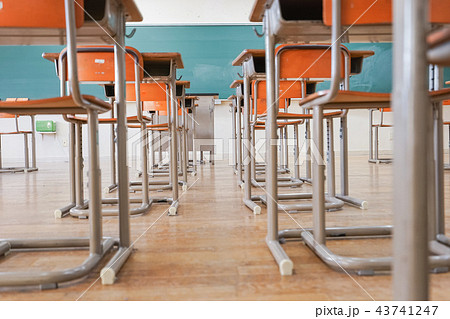 学校の教室 43741247