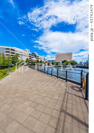 横浜 運河パークの風景の写真素材