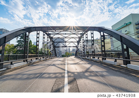 朝日の中の深川のアーチが綺麗な白妙橋 43741938