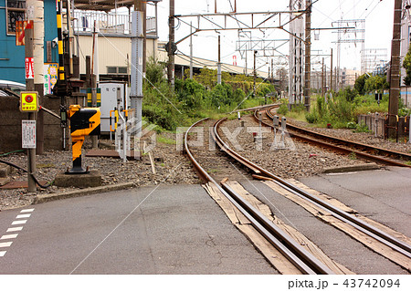 鶴見線昭和駅の最寄踏切からの浜川崎方面 鶴見線昭和駅の最寄踏切からの浜川崎方面 43742094