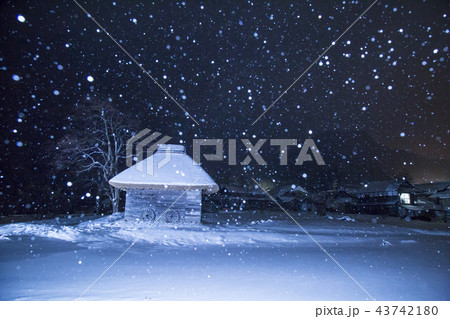 雪の茅葺小屋 雪の茅葺小屋 43742180