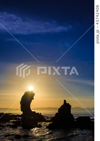 両子岩（ふたごいわ）の夕陽　【長崎県南島原市】 43742406