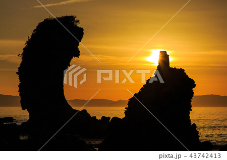 両子岩(ふたごいわ)の夕陽 【長崎県南島原市】 両子岩(ふたごいわ)の夕陽 【長崎県南島原市】 43742413