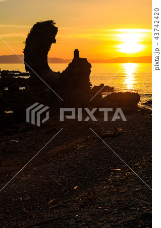 両子岩(ふたごいわ)の夕陽 【長崎県南島原市】 両子岩(ふたごいわ)の夕陽 【長崎県南島原市】 43742420