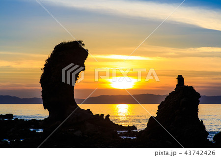 両子岩(ふたごいわ)の夕陽 【長崎県南島原市】 両子岩(ふたごいわ)の夕陽 【長崎県南島原市】 43742426