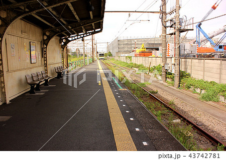 鶴見線扇町駅を発車した鶴見行電車(2) 43742781