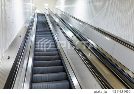 Moving staircase or escalator 43742900