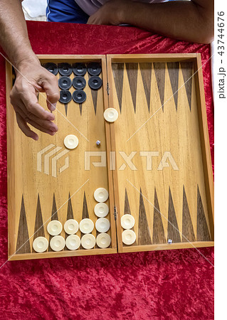 throws dice  43744676