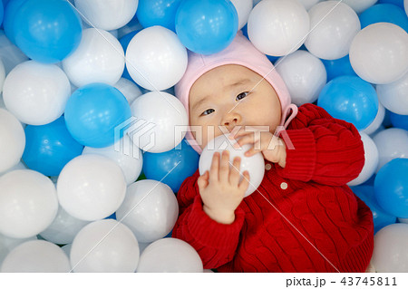 赤ちゃん ボール遊び 韓国人の写真素材
