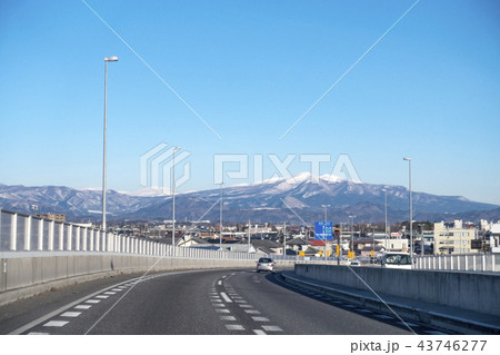 郡山4号バイパス針生西台新間で晴天時に見られる冠雪の安達太良山と青空のコントラストが美しい郡山の絶景 43746277