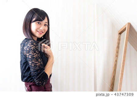 朝の身支度 若い女性 朝の身支度 若い女性 43747309