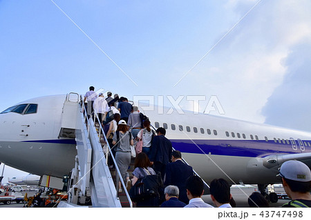旅客機へのタラップ搭乗 43747498