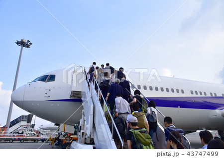 タラップを使った飛行機への搭乗 43747499